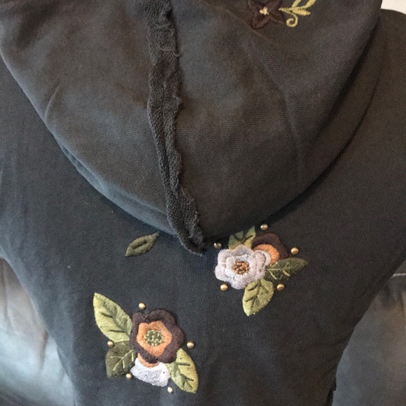 NWT black hoodie shrug flower studs grommets Small - Picture 5 of 8